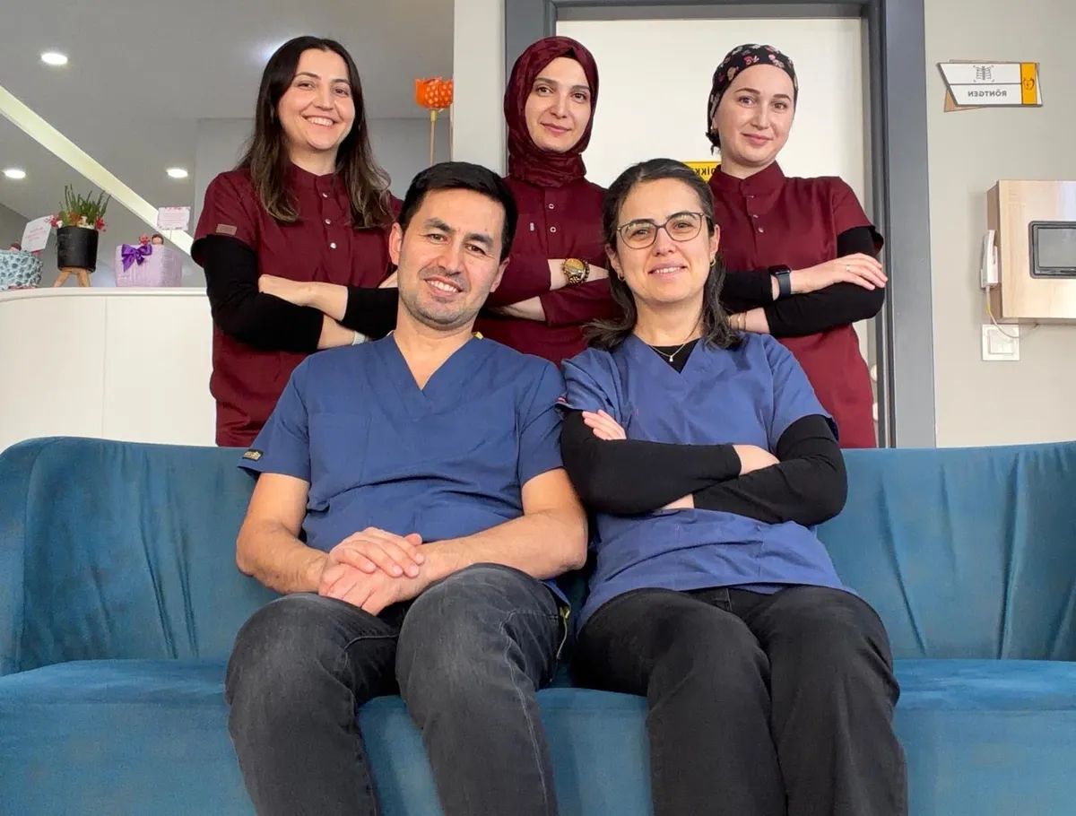Zencirli Diş Muayenehanesi ekibi: önde Dt. Ömer Zencirli ve Uzm. Dt. İlkay Zencirli, arkada ekip arkadaşları